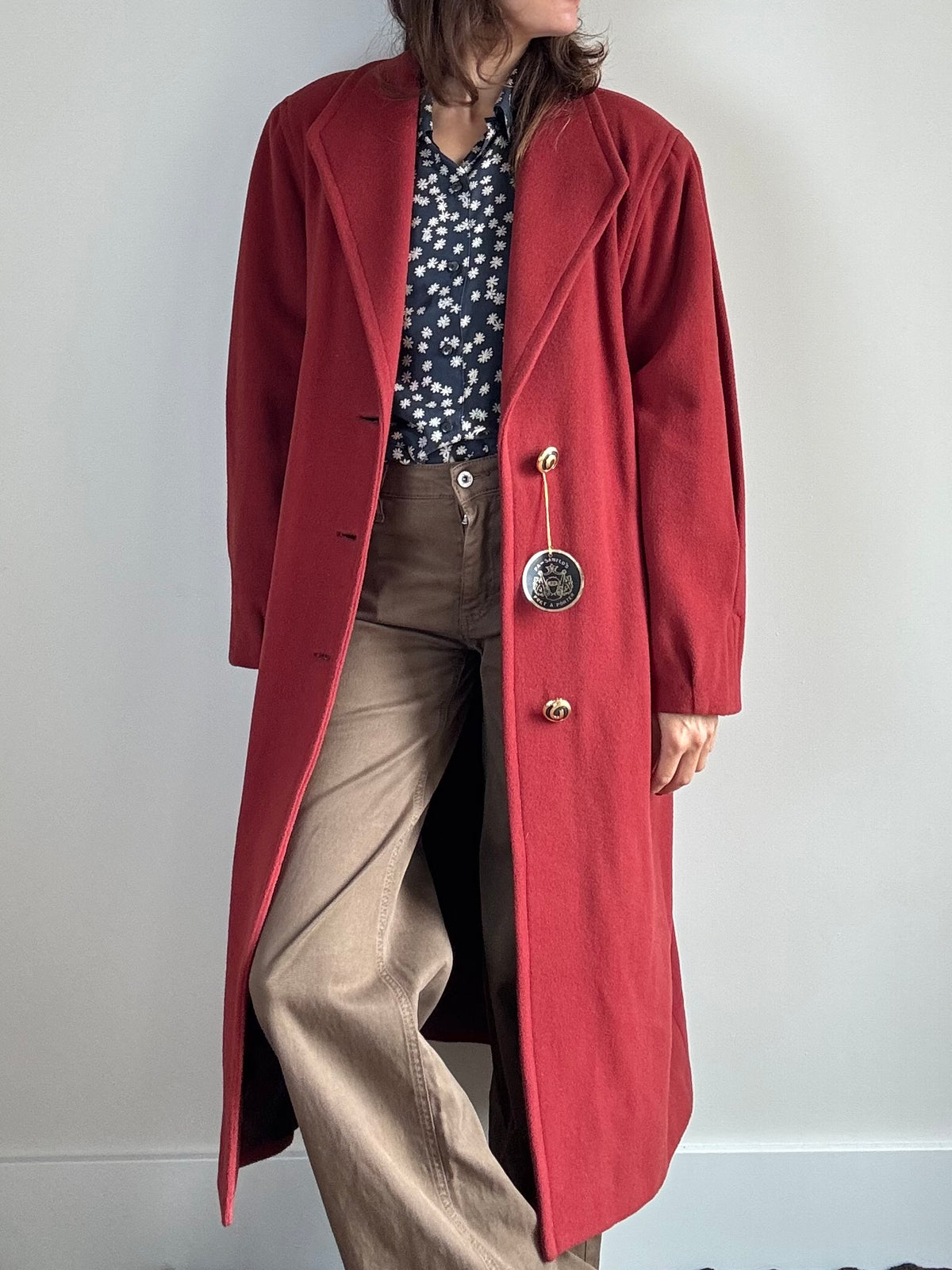 Cappotto rosso con bottoni dorati