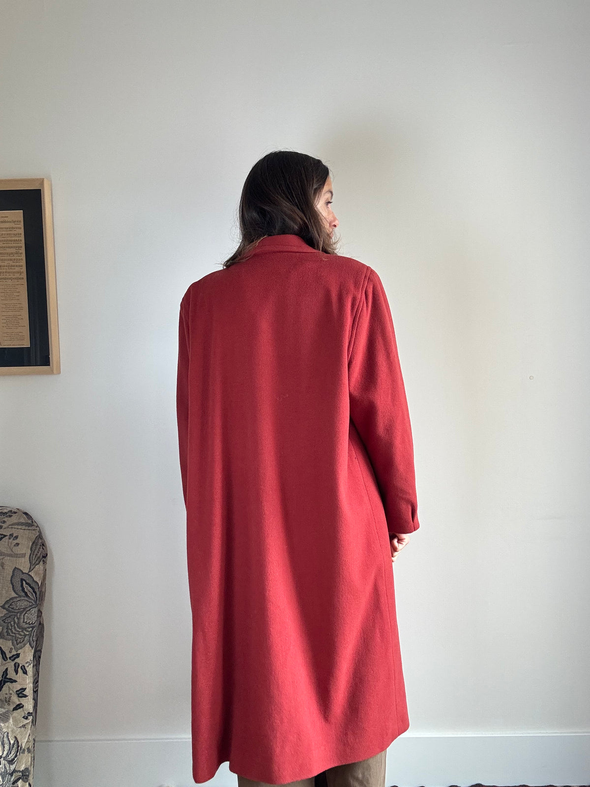 Cappotto rosso con bottoni dorati