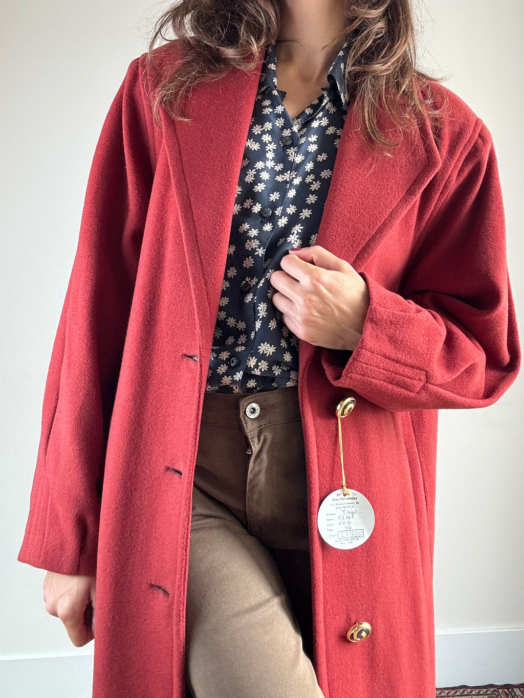 Cappotto rosso con bottoni dorati