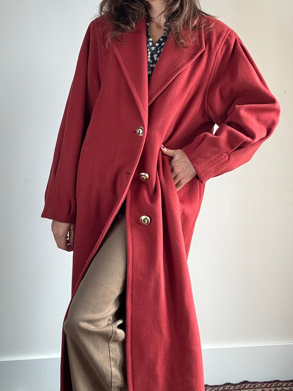 Cappotto rosso con bottoni dorati