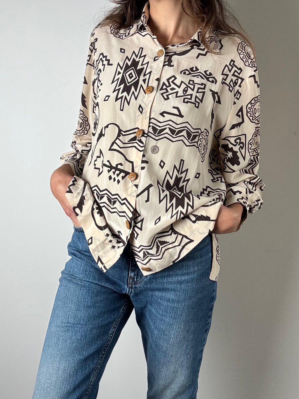Camicia beige e marrone a fantasia azteca