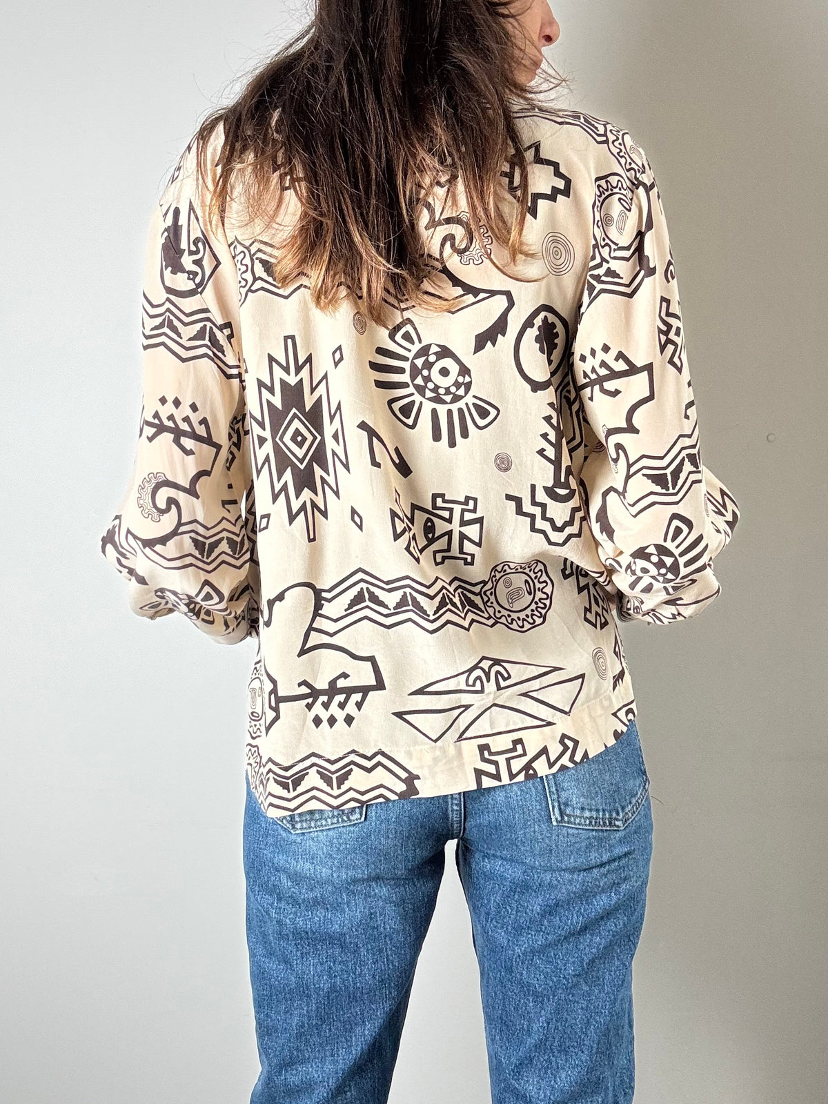 Camicia beige e marrone a fantasia azteca