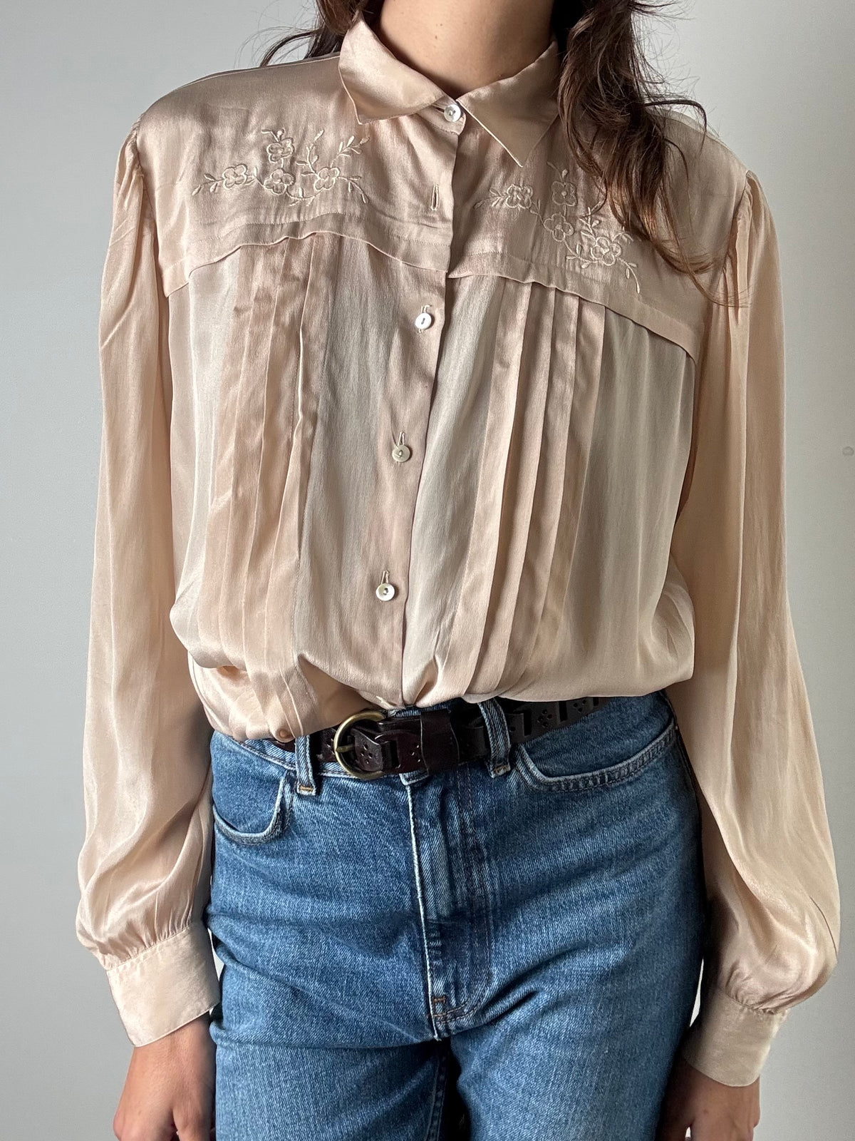 Camicia beige con fiori ricamati