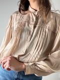 Camicia beige con fiori ricamati