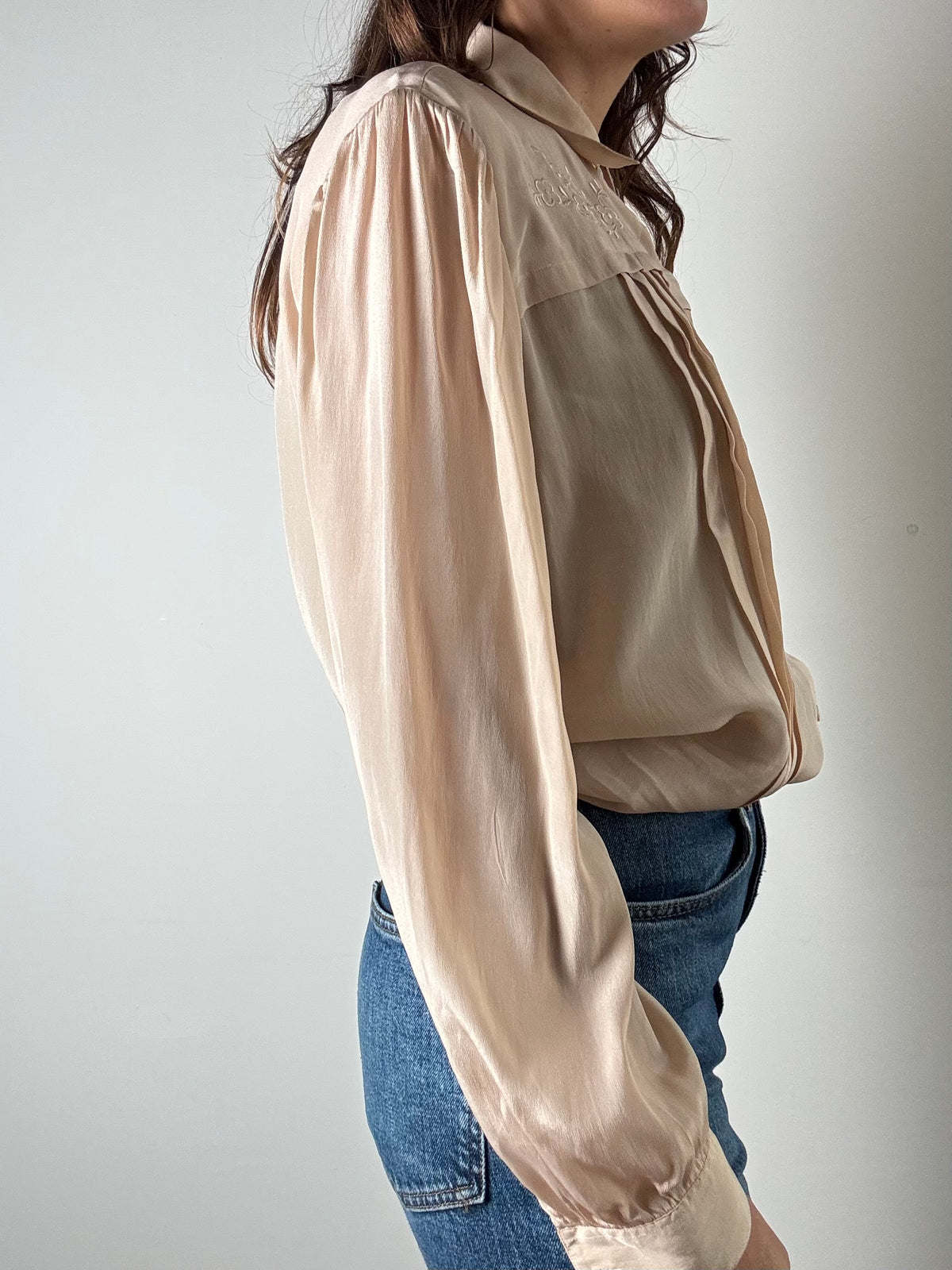 Camicia beige con fiori ricamati
