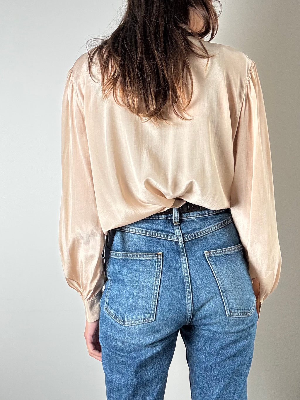 Camicia beige con fiori ricamati