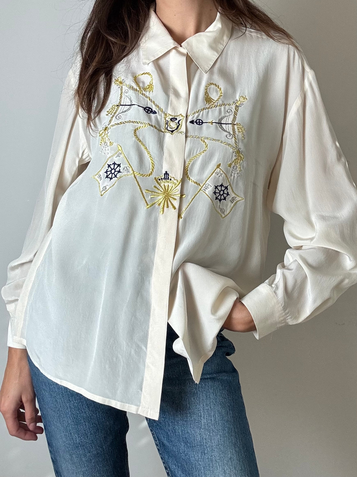 Camicia in seta panna con ricami oro e blu