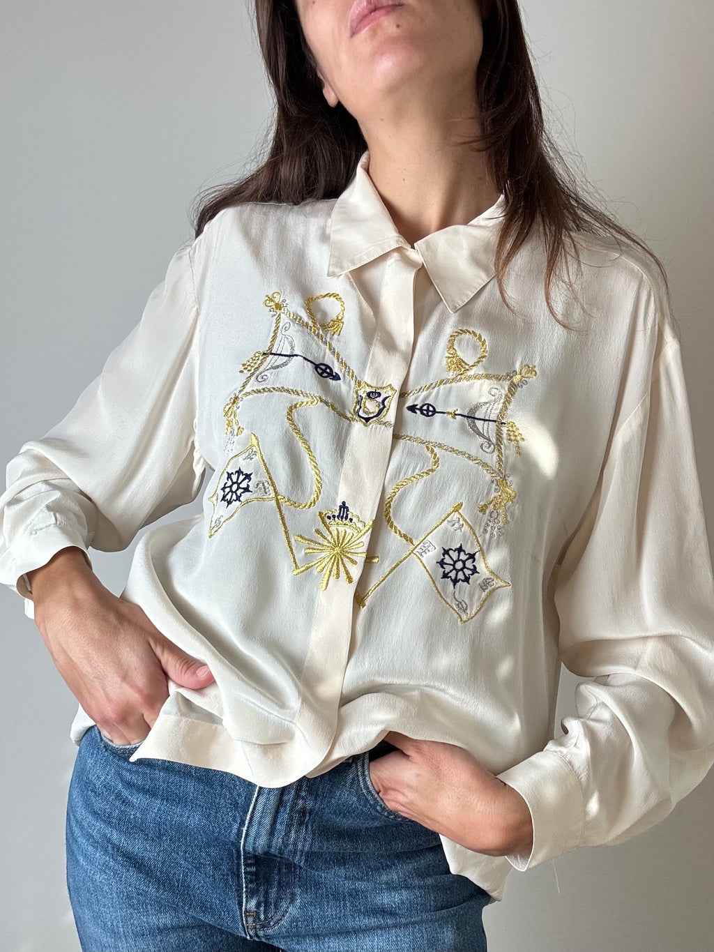 Camicia in seta panna con ricami oro e blu
