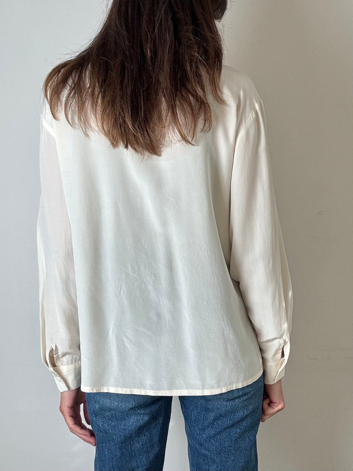 Camicia in seta panna con ricami oro e blu