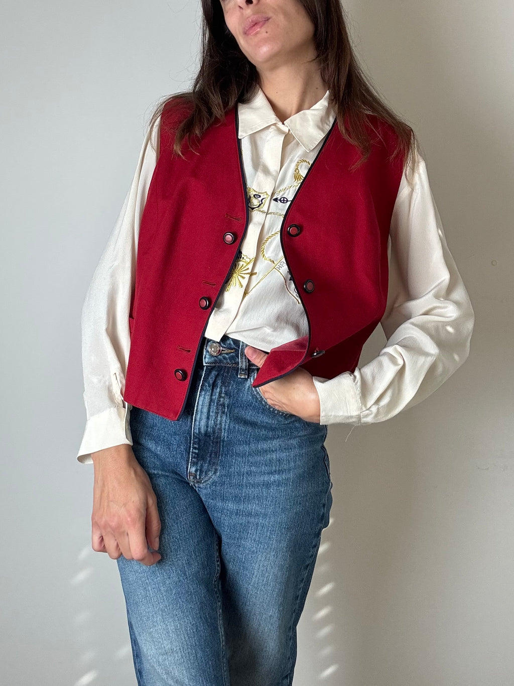 Gilet bordeaux con rifiniture blu