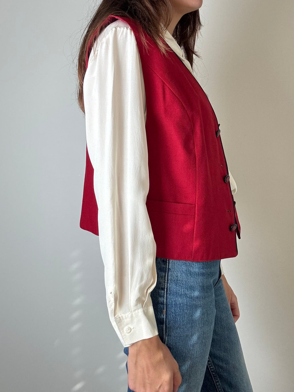 Gilet bordeaux con rifiniture blu