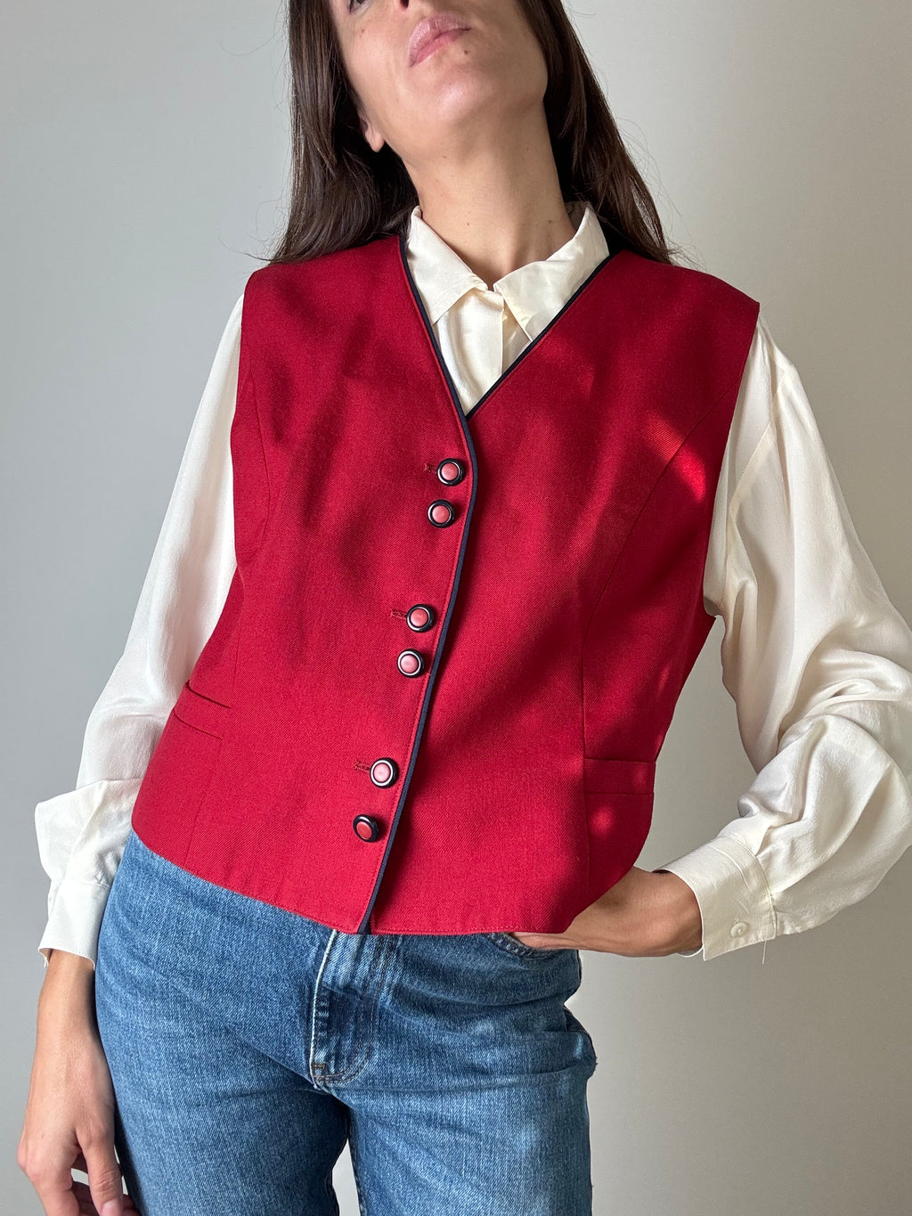 Gilet bordeaux con rifiniture blu