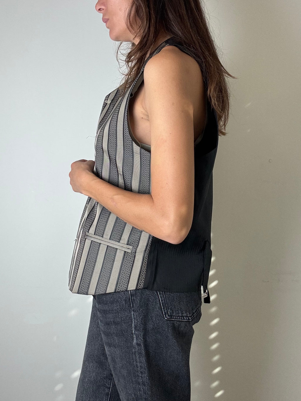 Gilet grigio a righe