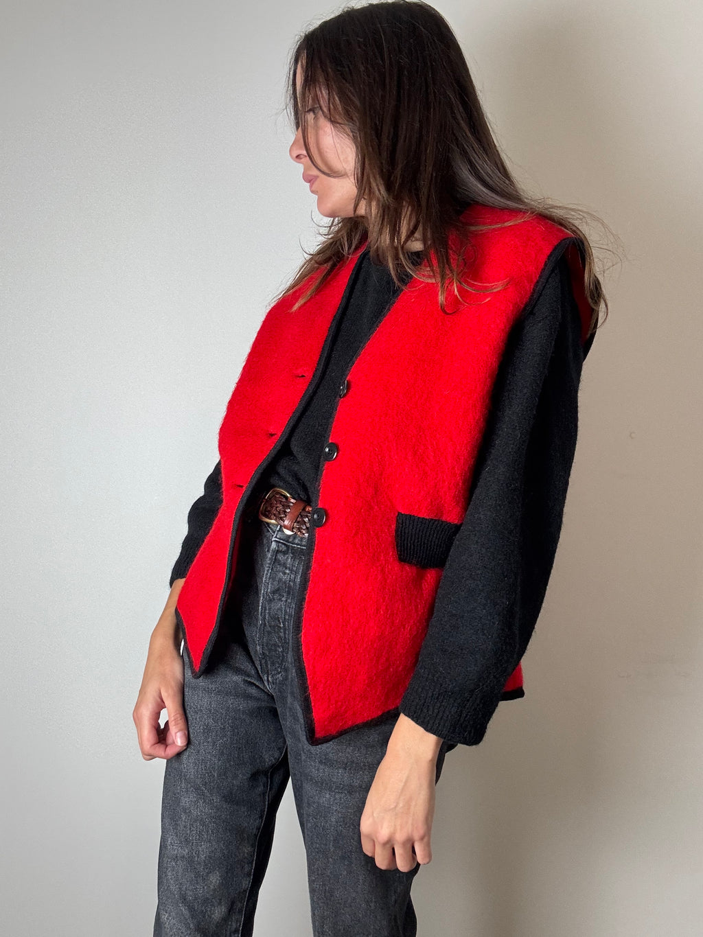 Gilet rosso in pura lana con rifiniture nere