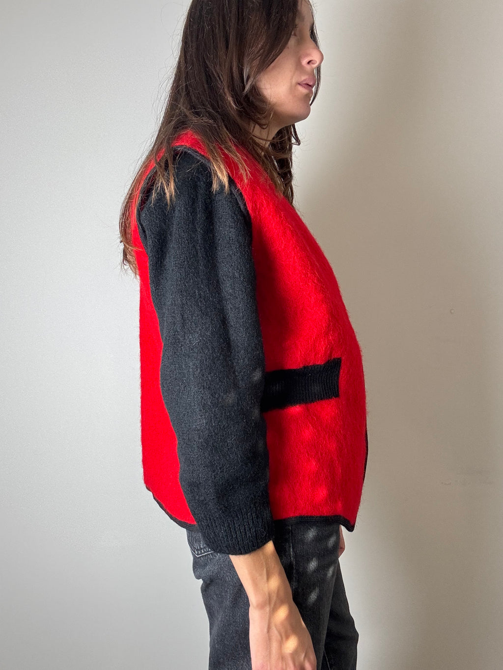 Gilet rosso in pura lana con rifiniture nere