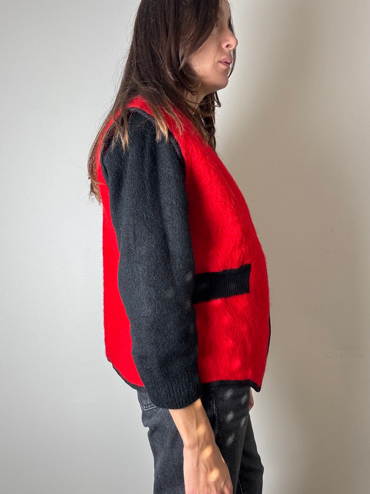 Gilet rosso in pura lana con rifiniture nere