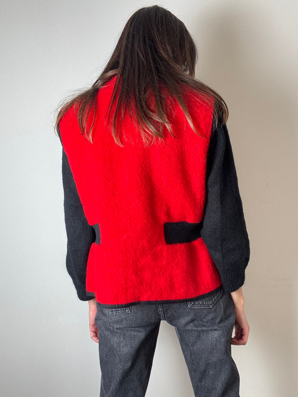 Gilet rosso in pura lana con rifiniture nere