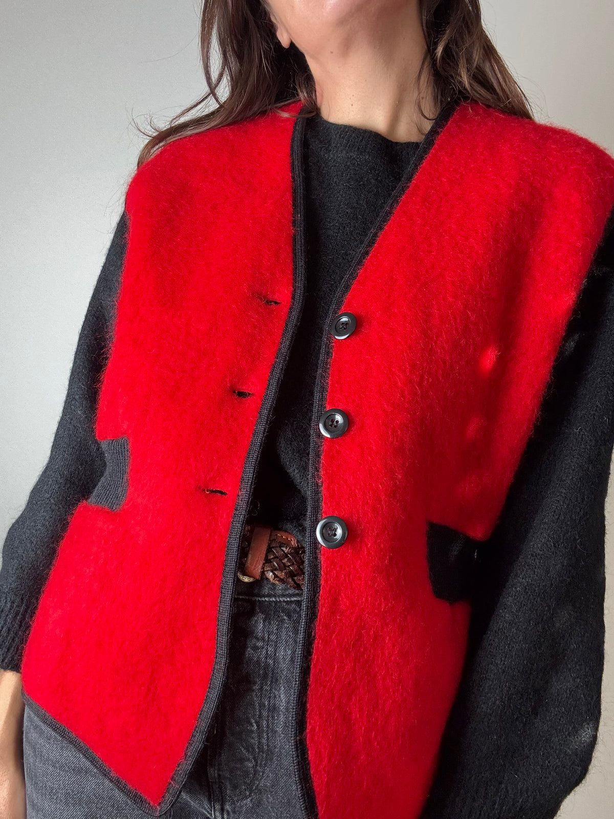 Gilet rosso in pura lana con rifiniture nere