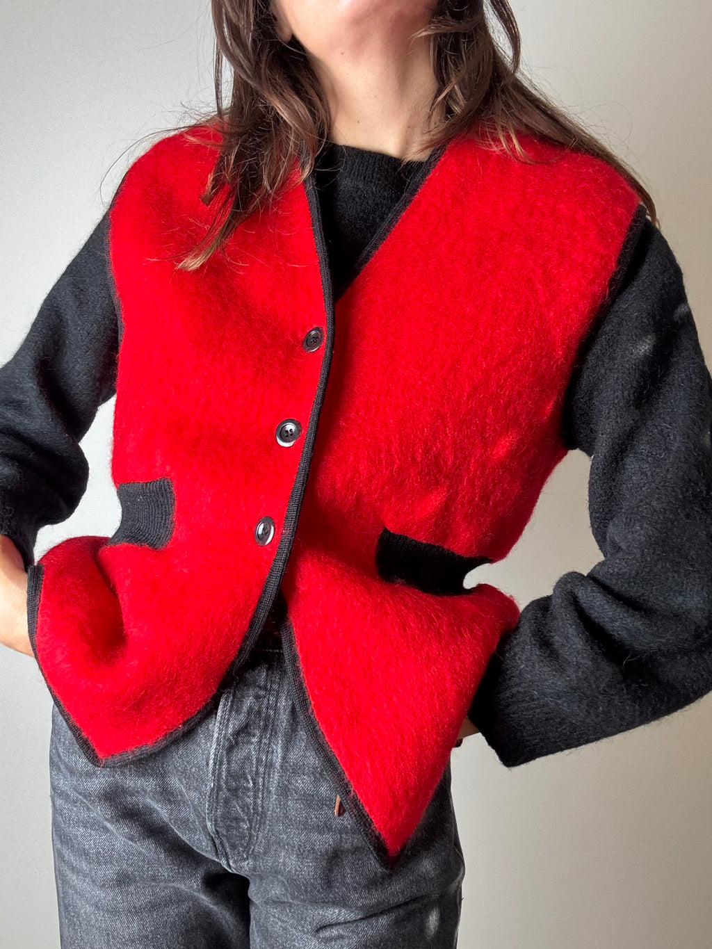 Gilet rosso in pura lana con rifiniture nere