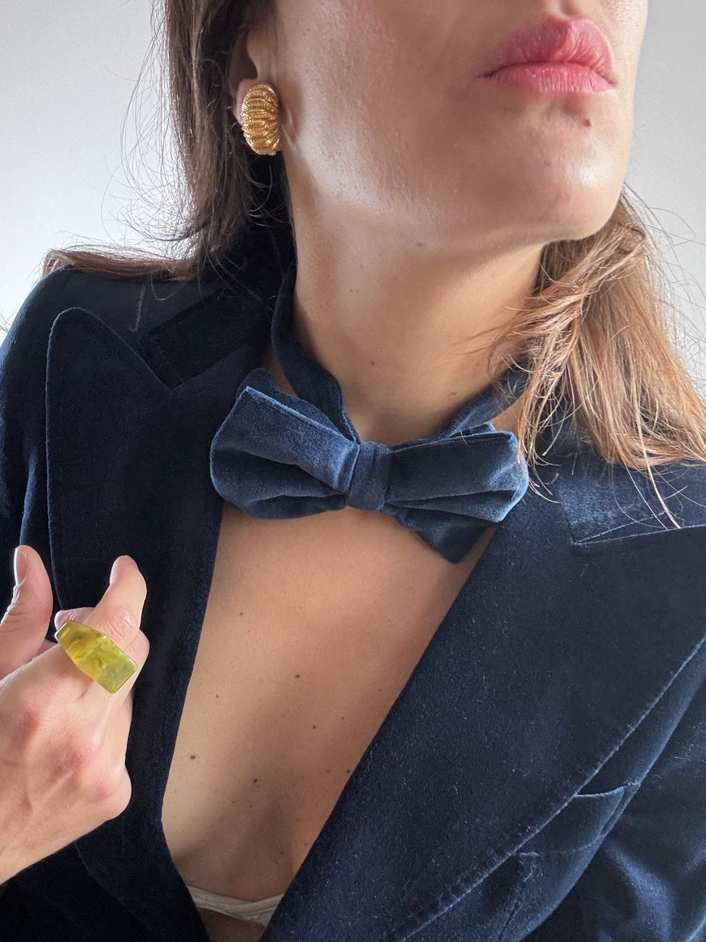 Giacca in velluto blu con papillon