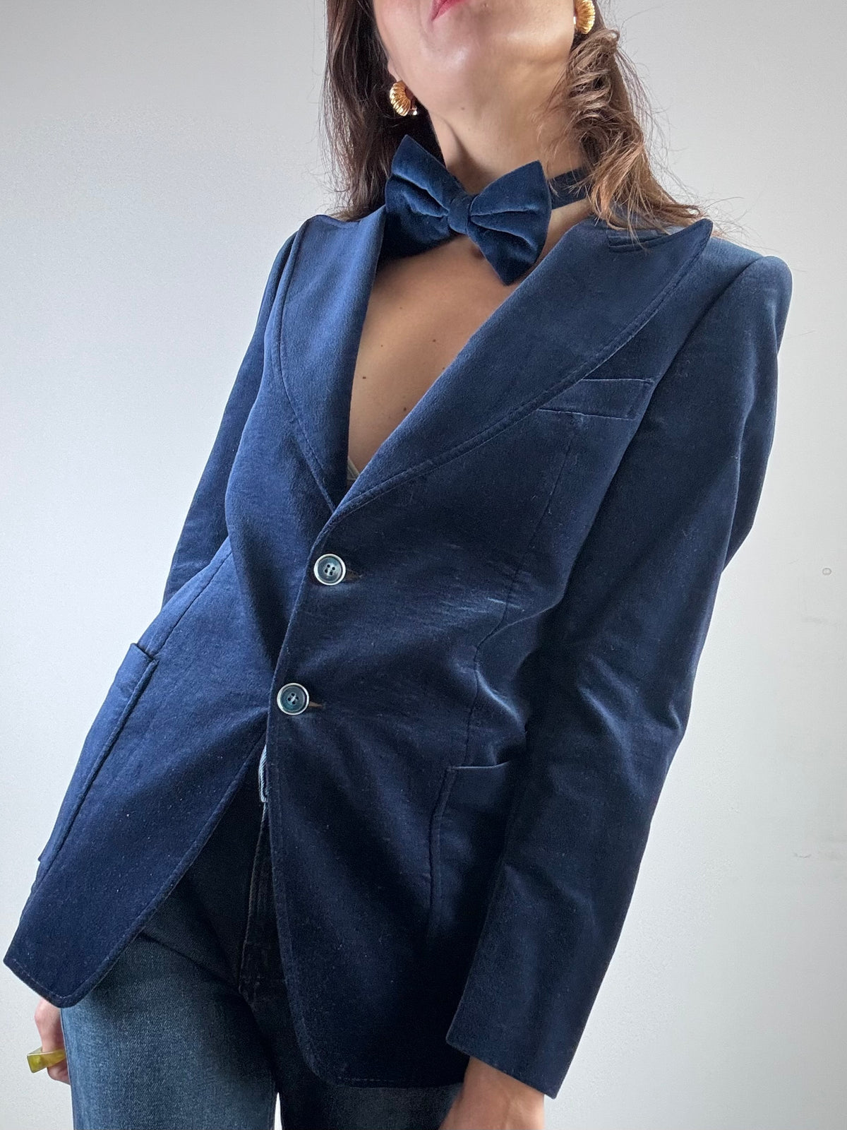 Giacca in velluto blu con papillon