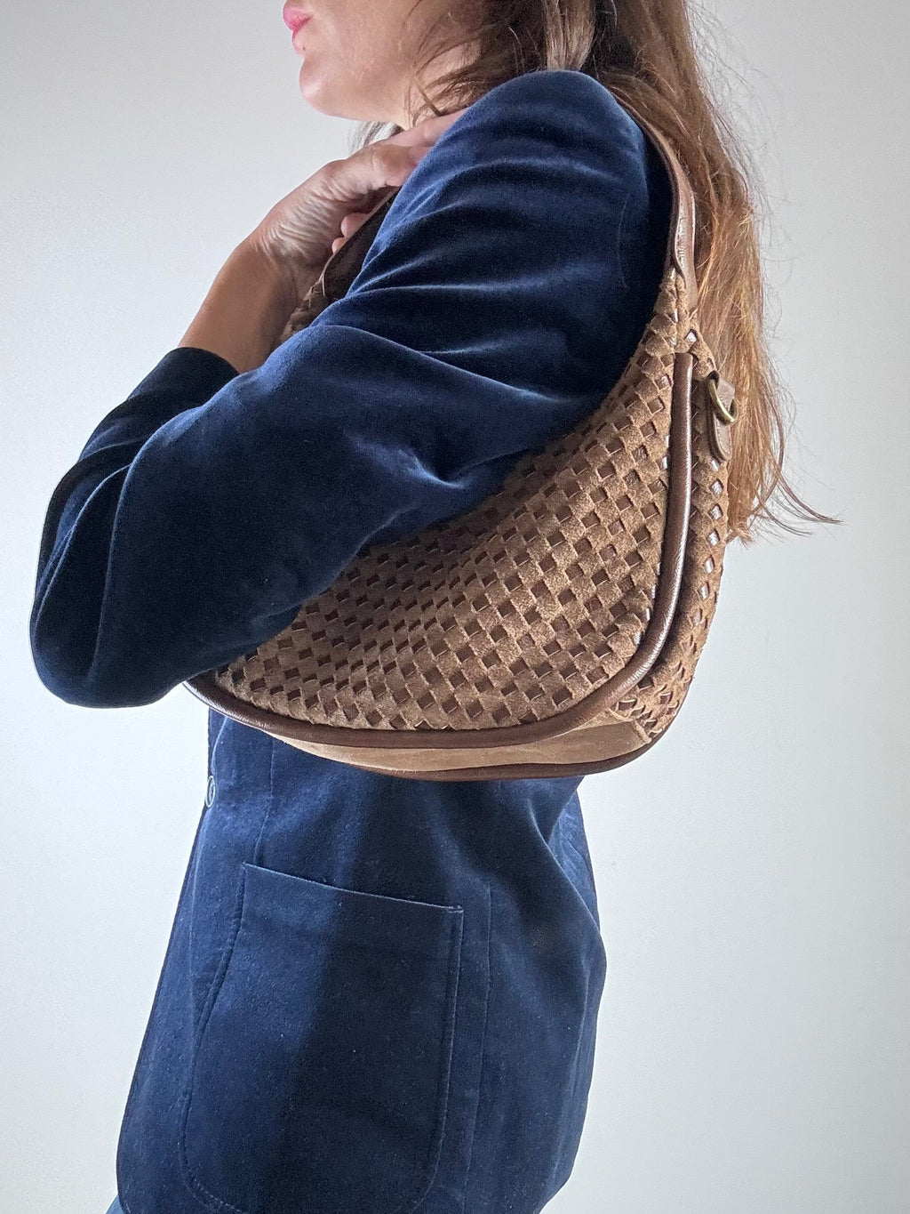Borsa marrone in pelle e camoscio intrecciati