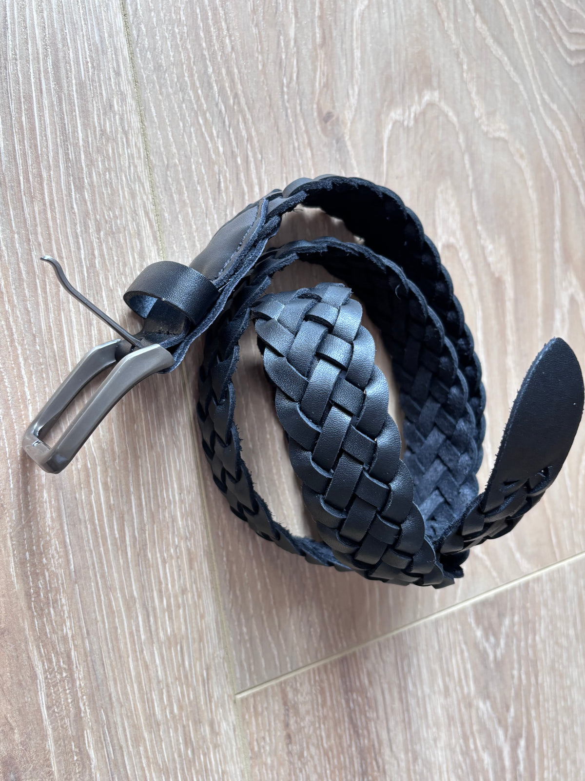 Cintura nera intrecciata in pelle