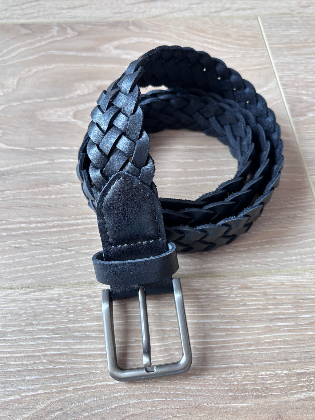 Cintura nera intrecciata in pelle