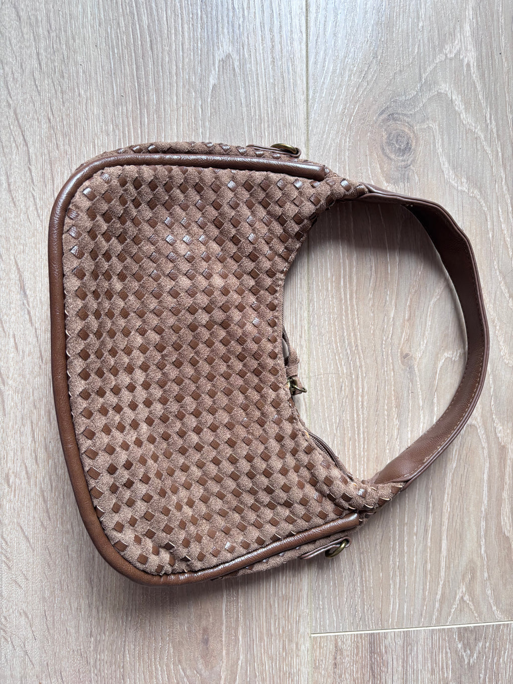 Borsa marrone in pelle e camoscio intrecciati