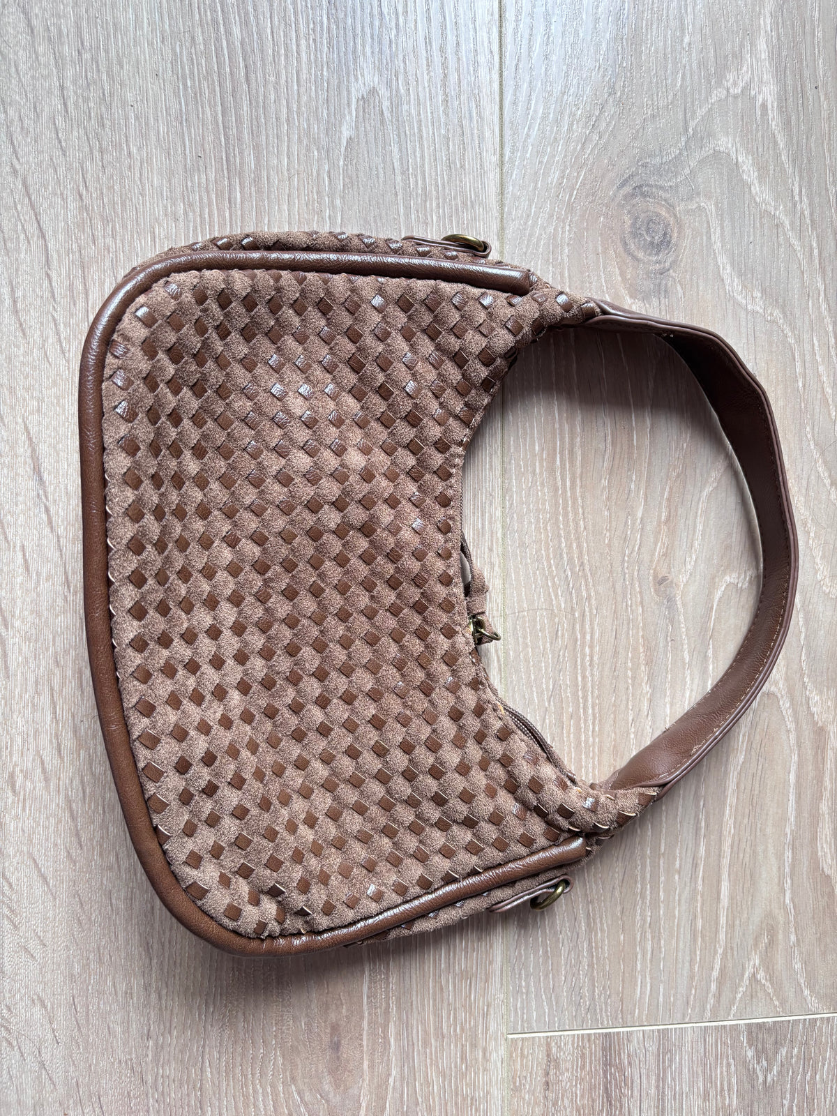 Borsa marrone in pelle e camoscio intrecciati