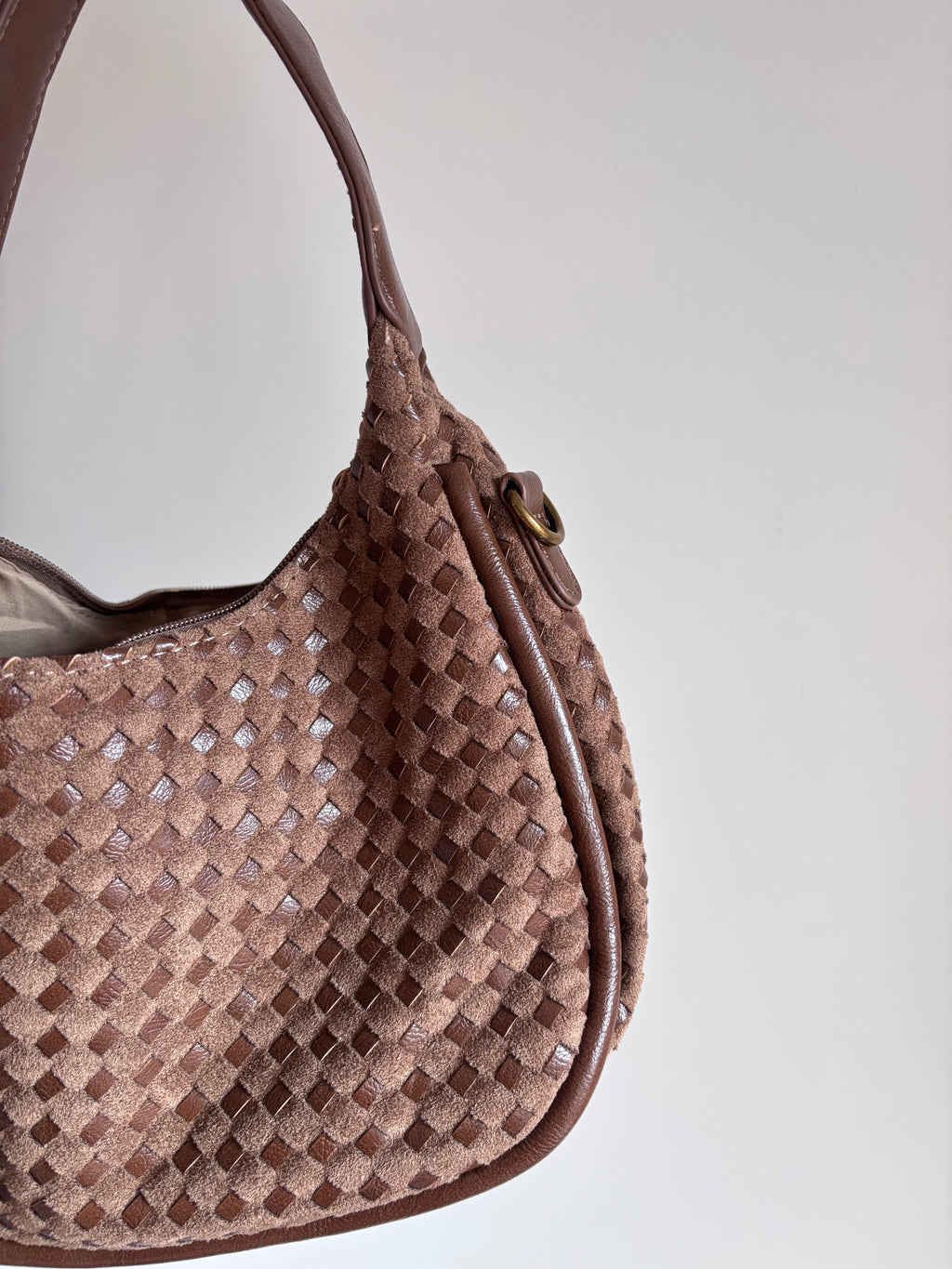 Borsa marrone in pelle e camoscio intrecciati