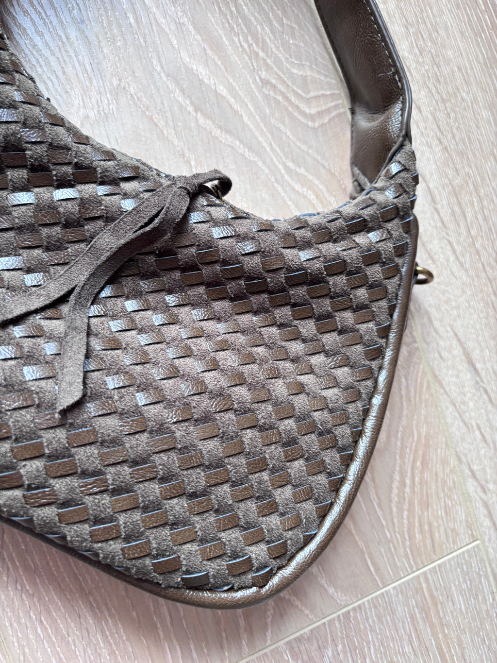 Borsetta marrone in pelle e camoscio intrecciati