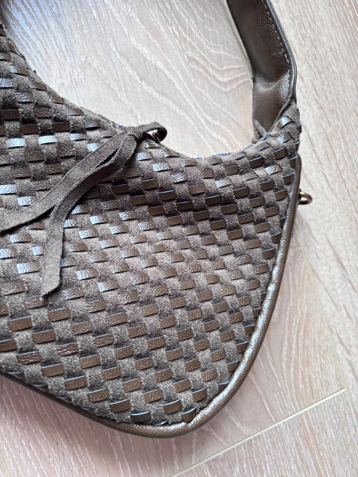 Borsetta marrone in pelle e camoscio intrecciati