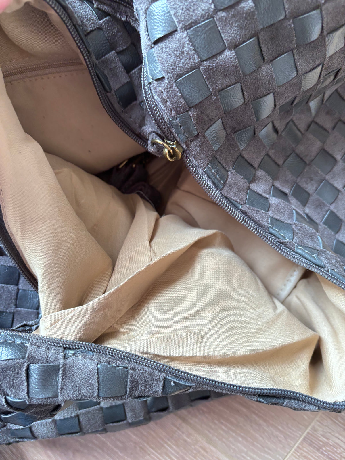 Borsa in pelle e camoscio intrecciati