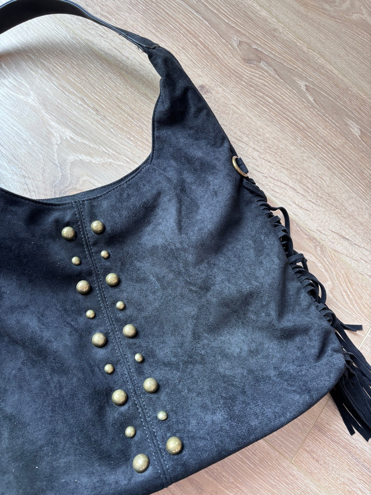 Borsa nera in camoscio con borchie
