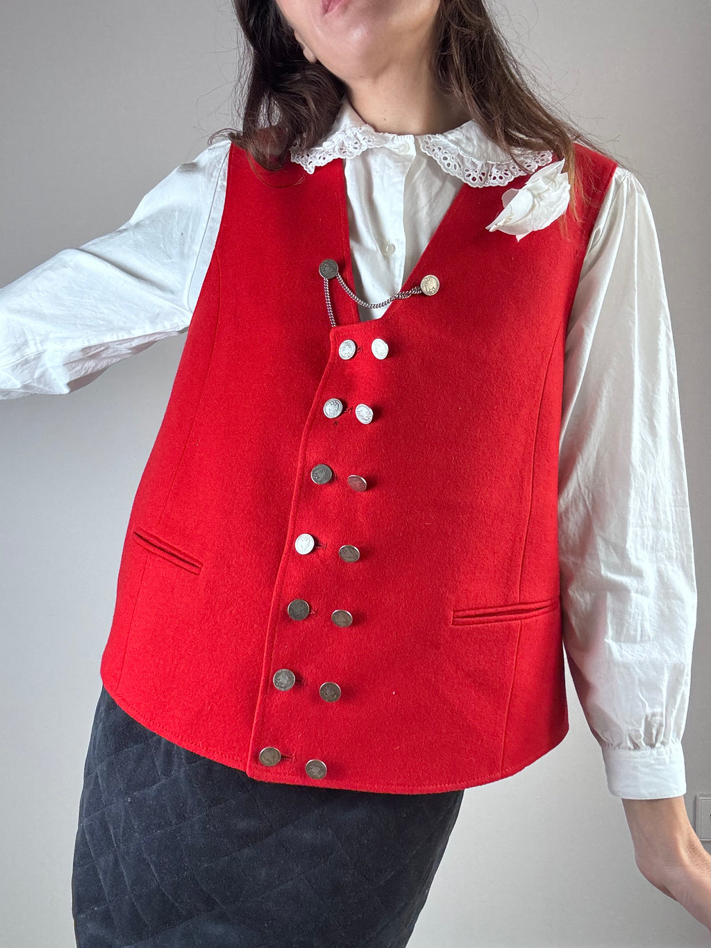 Gilet rosso con medagliette