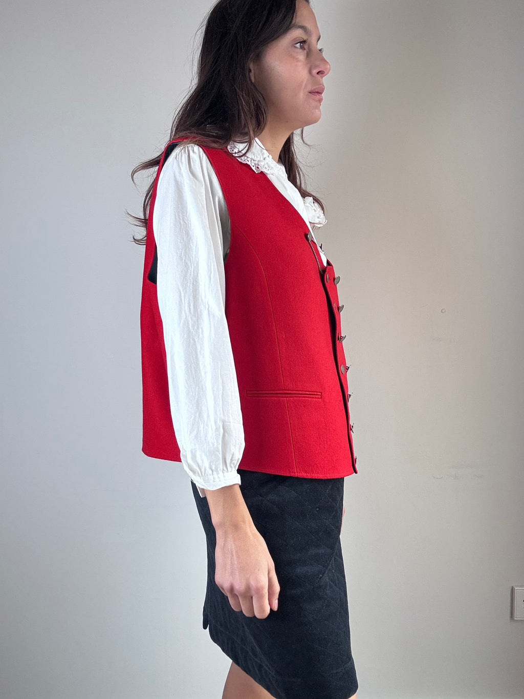 Gilet rosso con medagliette