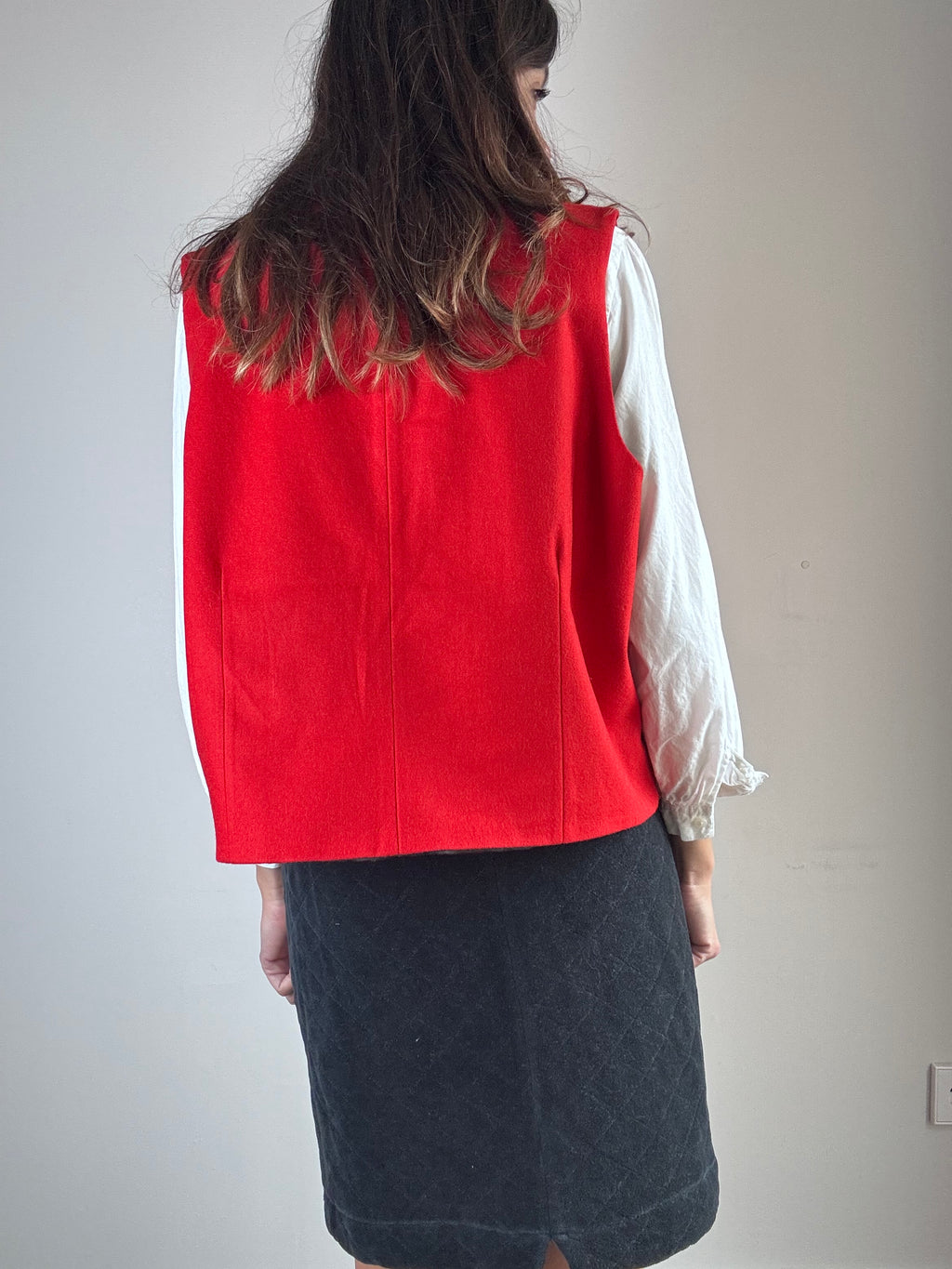 Gilet rosso con medagliette