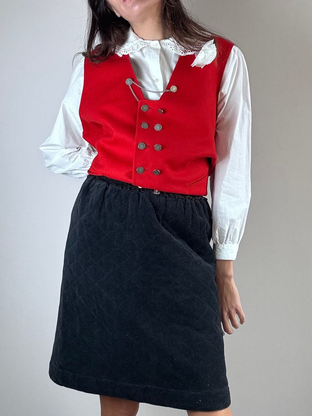 Gilet rosso con medagliette