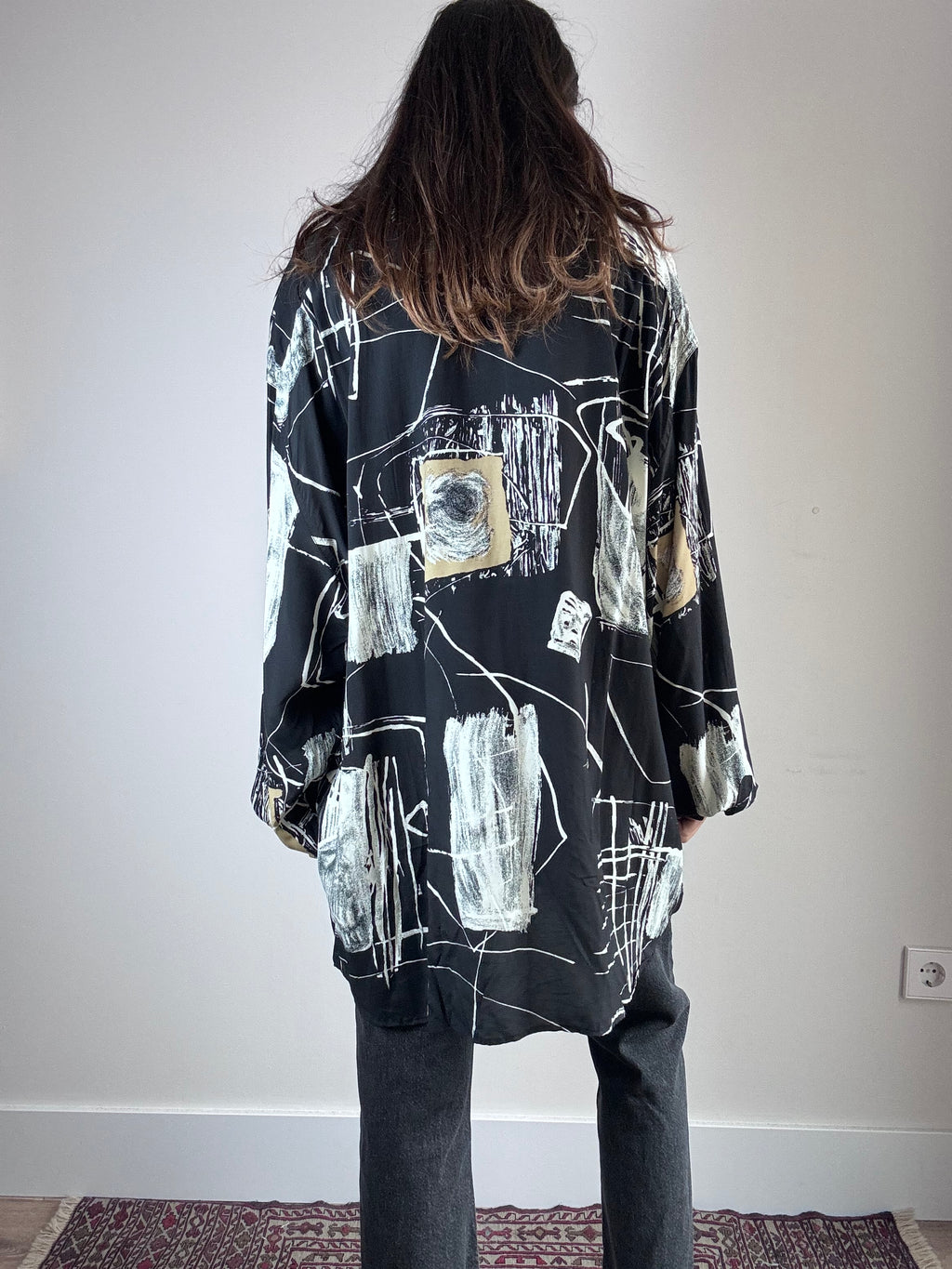 Camicia nera e bianca a fantasia astratta