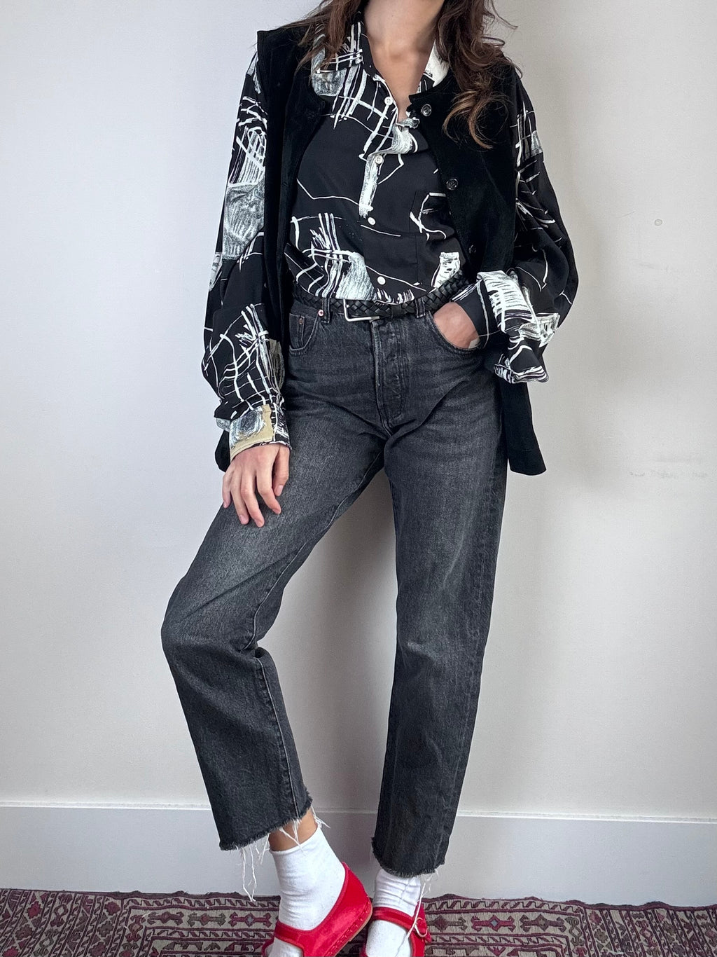 Camicia nera e bianca a fantasia astratta