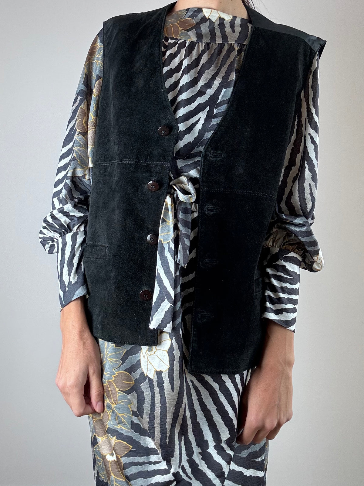 Gilet nero in camoscio e tessuto