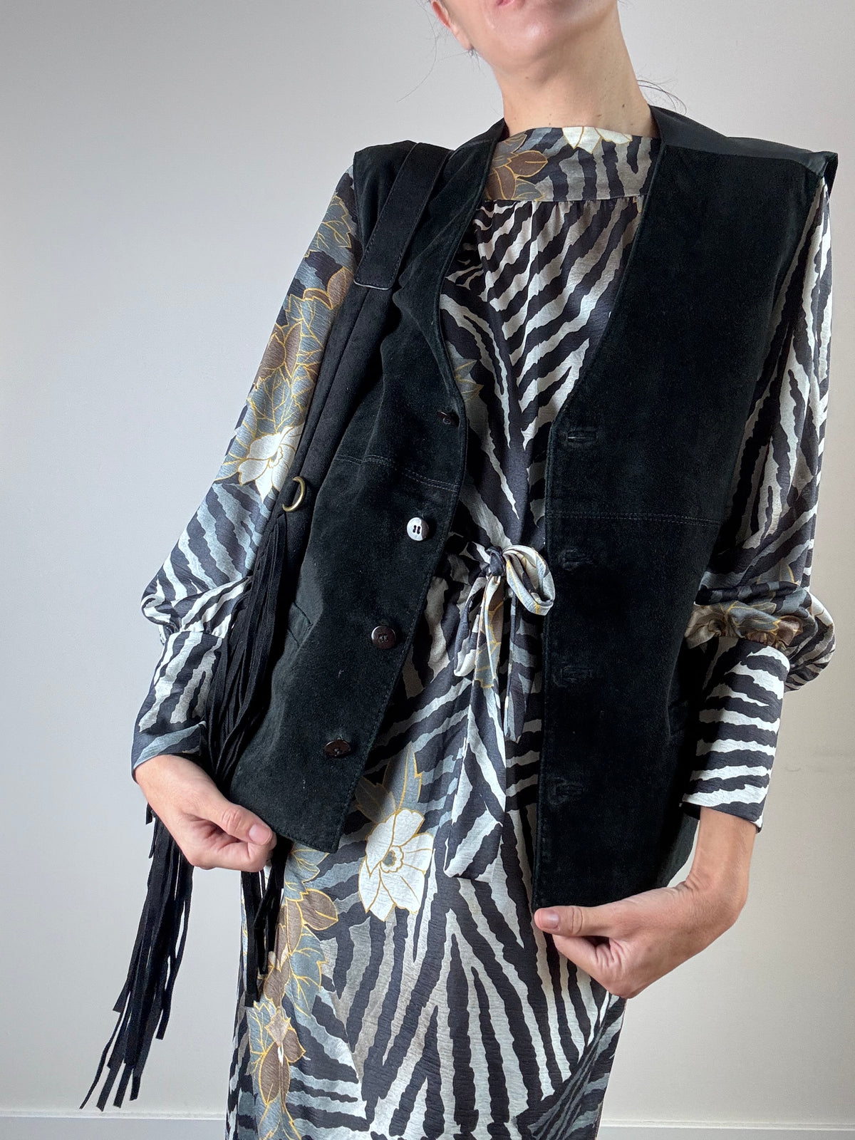 Gilet nero in camoscio e tessuto
