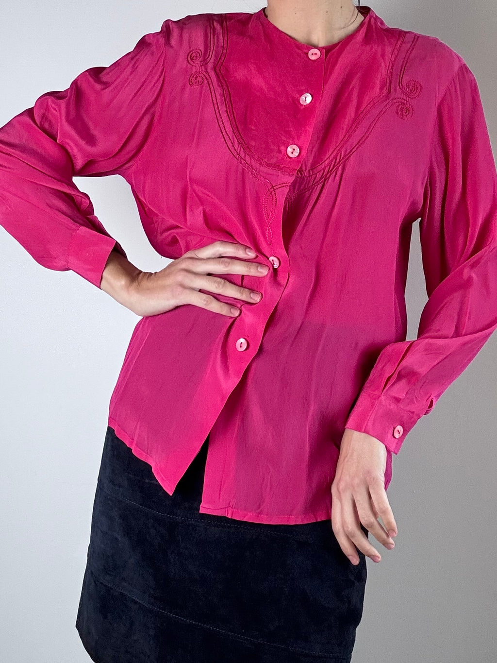Camicia fucsia in seta ricamata
