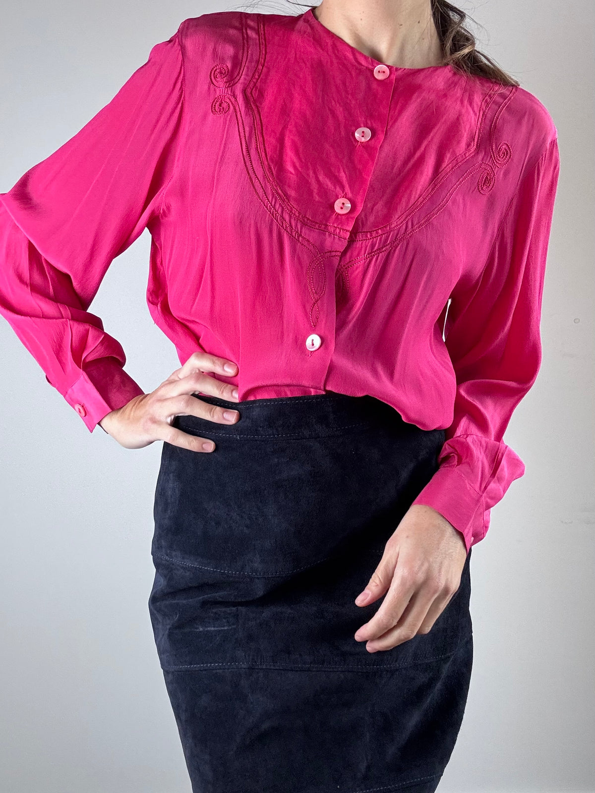 Camicia fucsia in seta ricamata