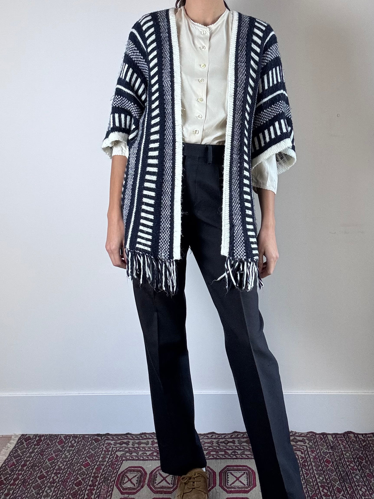 Poncho blu e bianco con frange