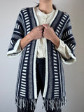 Poncho blu e bianco con frange