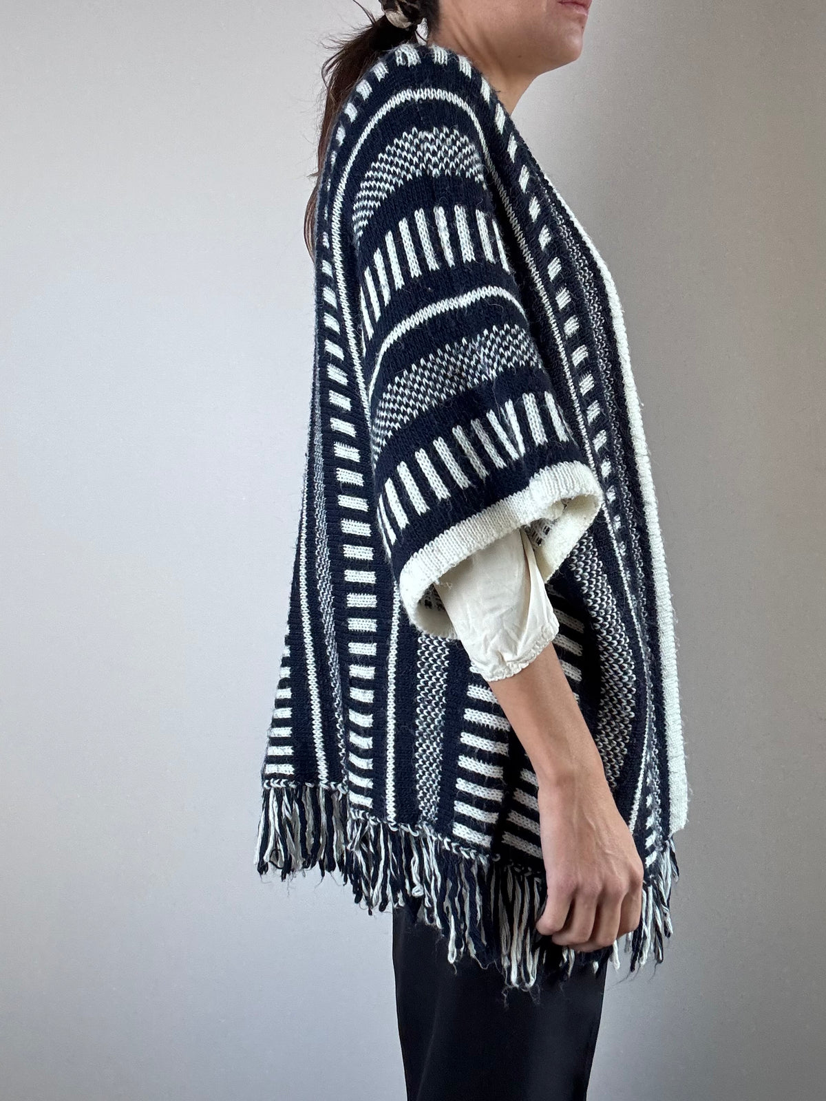 Poncho blu e bianco con frange