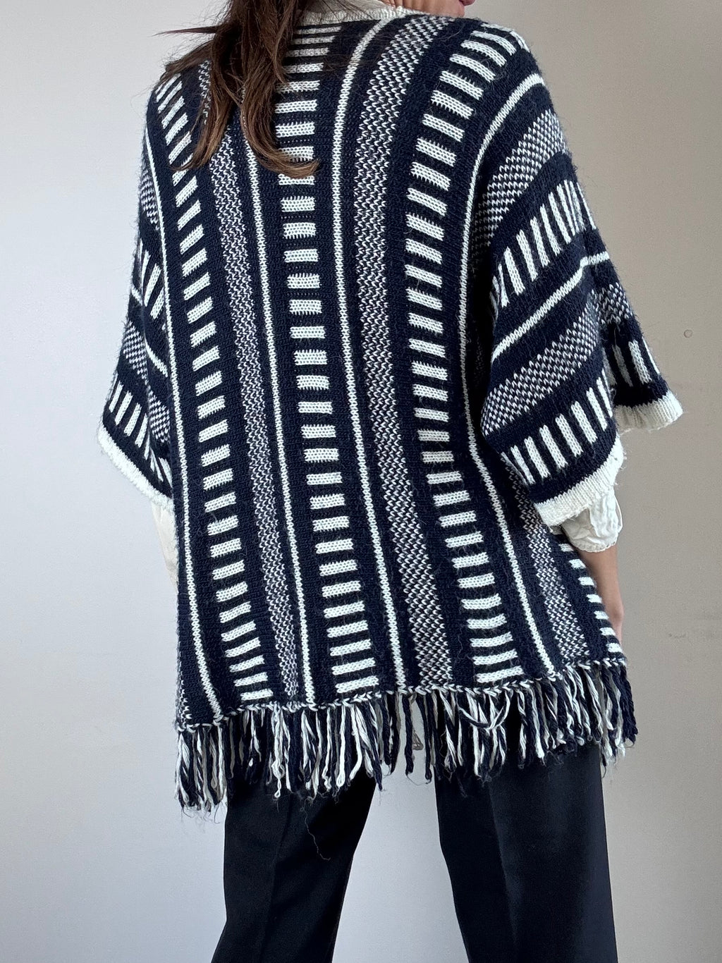 Poncho blu e bianco con frange