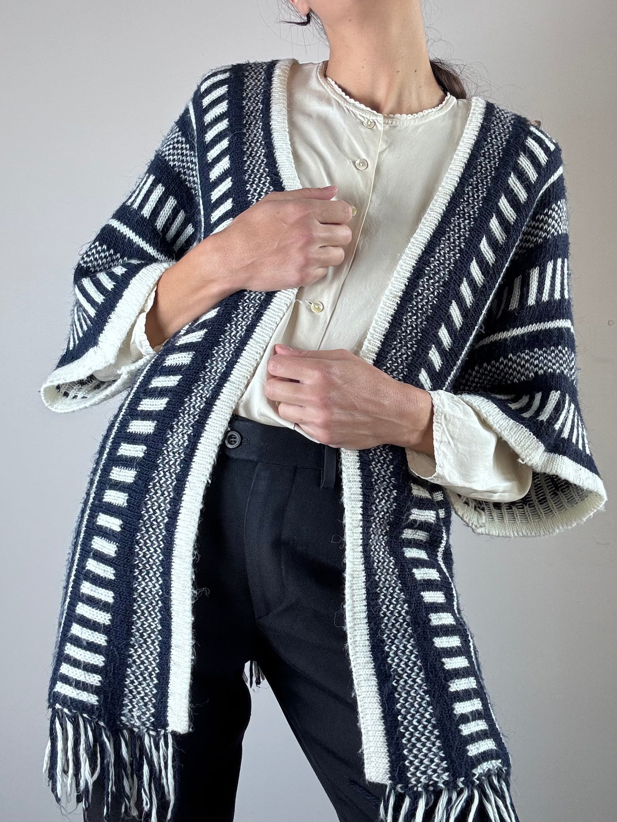 Poncho blu e bianco con frange